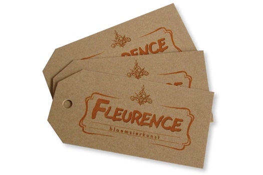 hangtag bedrukt label kaartje met gaatje bruin kraft karton gestansd met logo fleurence biodegradable met schuine hoeken met opdruk logo