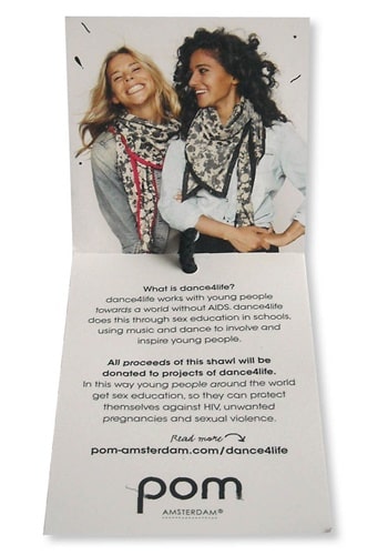 dubbele hangtag kaartje met gaatje label met opdruk in full color bedrukt pom G